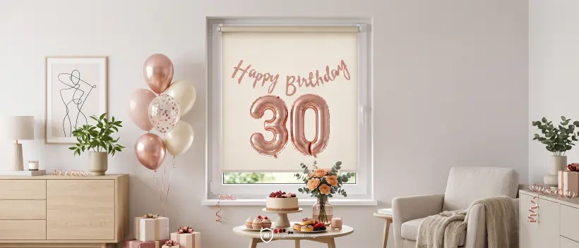 Un store enrouleur installé à la fenêtre sert de fond photo pour un anniversaire.